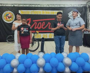 Foto 208: Alunos dos 5º anos de Escolas Municipais recebem certificado do Proerd