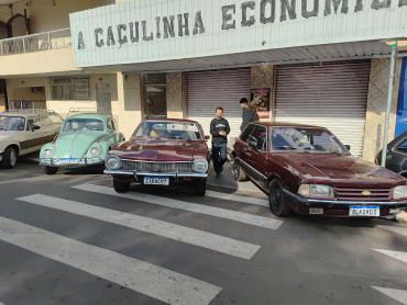 Foto 76: 3º Encontro de Carros Antigos e Motociclistas reúne centenas de expositores em Quatá