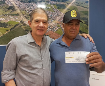 Foto 1: Prefeitura de Quatá entrega prêmios para os sorteados do IPTU 2025