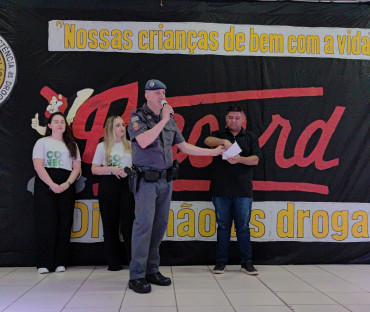 Foto 95: Alunos dos 5º anos de Escolas Municipais recebem certificado do Proerd