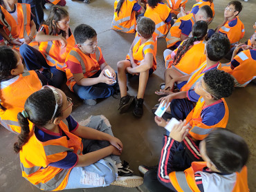 Foto 7: Alunos da Escola Orisia participam de ação educativa e plantio de 44 mudas nativas