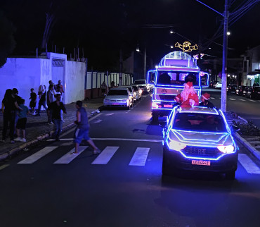 Foto 1: Natal de Luz da G10 Concreto leva carreata natalina às ruas de Quatá