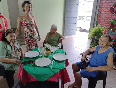 Foto 3: Em clima de Natal, Residência Terapêutica participa de confraternização