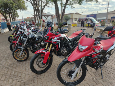 Foto 39: 3º Encontro de Carros Antigos e Motociclistas reúne centenas de expositores em Quatá