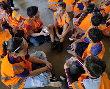 Foto 6: Alunos da Escola Orisia participam de ação educativa e plantio de 44 mudas nativas