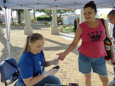 Foto 105: Alunos e usuários recebem orientações sobre prevenção e controle do diabetes 