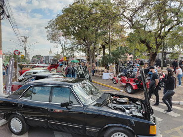 Foto 22: 3º Encontro de Carros Antigos e Motociclistas reúne centenas de expositores em Quatá