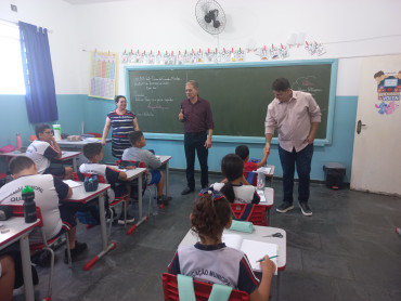 Foto 186: Volta às Aulas em Quatá: Alunos recebem Kit Escolar e Mimo especial