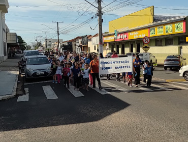 Foto 98: Alunos e usuários recebem orientações sobre prevenção e controle do diabetes 