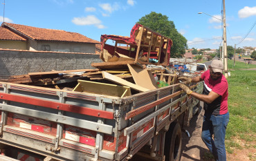 Foto 35: Prefeitura de Quatá realiza mais um arrastão contra a Dengue e Escorpião