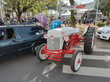 Foto 79: 3º Encontro de Carros Antigos e Motociclistas reúne centenas de expositores em Quatá