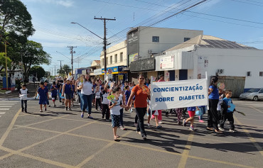 Foto 92: Alunos e usuários recebem orientações sobre prevenção e controle do diabetes 