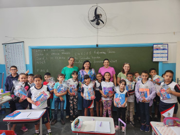 Foto 75: Volta às Aulas em Quatá: Alunos recebem Kit Escolar e Mimo especial