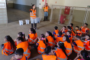 Foto 22: Alunos da Escola Orisia participam de ação educativa e plantio de 44 mudas nativas