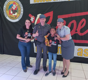 Foto 141: Alunos dos 5º anos de Escolas Municipais recebem certificado do Proerd