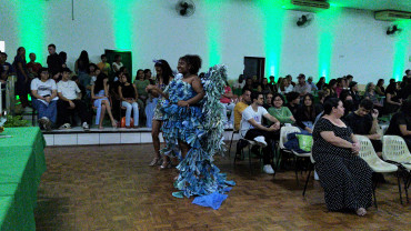 Foto 27: Moda e consciência ambiental é destaque em desfile da Etec