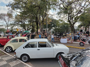 Foto 26: 3º Encontro de Carros Antigos e Motociclistas reúne centenas de expositores em Quatá