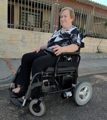 Foto 4: Pacientes de Quatá recebem cadeira de rodas motorizada