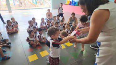 Foto 121: Volta às Aulas em Quatá: Alunos recebem Kit Escolar e Mimo especial