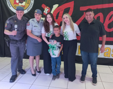 Foto 199: Alunos dos 5º anos de Escolas Municipais recebem certificado do Proerd