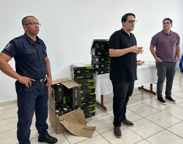 Foto 1: Entrega de equipamentos de proteção individual para a Guarda Municipal