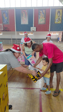 Foto 22: Especial de Natal: entrega de brinquedos