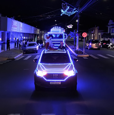 Foto 23: Natal de Luz da G10 Concreto leva carreata natalina às ruas de Quatá