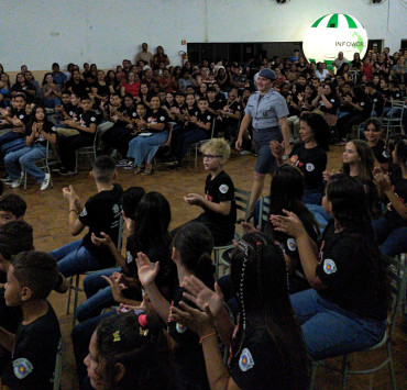 Foto 132: Alunos dos 5º anos de Escolas Municipais recebem certificado do Proerd