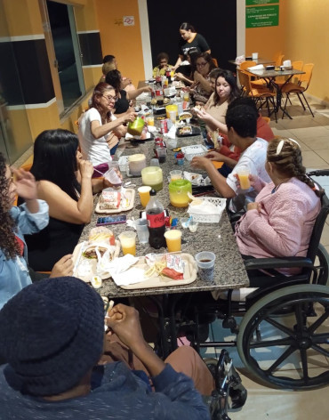 Foto 4: Residência Terapêutica comemora com os aniversariantes do mês de Outubro
