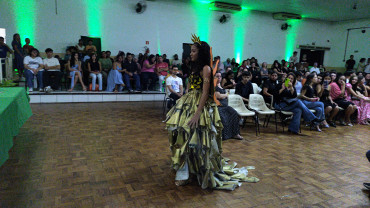 Foto 38: Moda e consciência ambiental é destaque em desfile da Etec