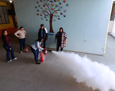 Notícia Cozinheiras participam de treinamento de uso e manuseio de extintores de incêndio
