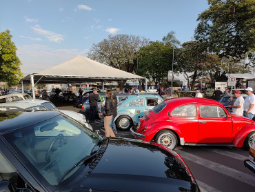 Foto 4: 3º Encontro de Carros Antigos e Motociclistas reúne centenas de expositores em Quatá