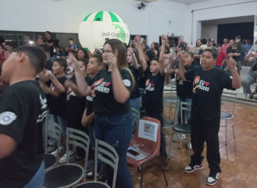 Foto 237: Alunos dos 5º anos de Escolas Municipais recebem certificado do Proerd