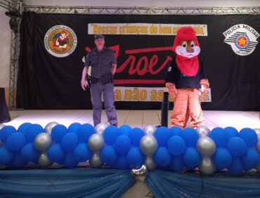 Foto 230: Alunos dos 5º anos de Escolas Municipais recebem certificado do Proerd