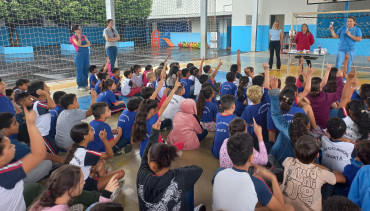 Foto 15: Alunos e usuários recebem orientações sobre prevenção e controle do diabetes 