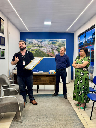 Foto 3: Escola Gi recebe Prêmio 