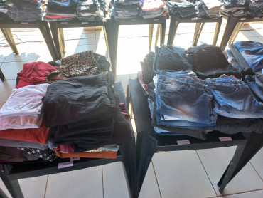 Foto 52: Fundo Social de Solidariedade e Secretaria de Promoção Social realizam Varal Solidário especial de Natal