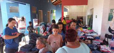 Foto 1: Fundo Social de Solidariedade e Secretaria de Promoção Social realizam Varal Solidário especial de Natal