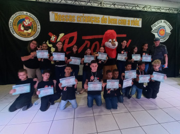 Foto 246: Alunos dos 5º anos de Escolas Municipais recebem certificado do Proerd
