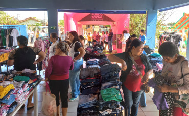 Foto 35: Fundo Social de Solidariedade e Secretaria de Promoção Social realizam Varal Solidário especial de Natal