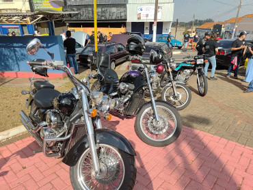 Foto 100: 3º Encontro de Carros Antigos e Motociclistas reúne centenas de expositores em Quatá