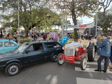 Foto 25: 3º Encontro de Carros Antigos e Motociclistas reúne centenas de expositores em Quatá