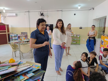 Foto 14: Entrega de Livros de Literatura