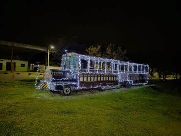 Foto 5: Trenzinho iluminado. A magia do Natal em Quatá!