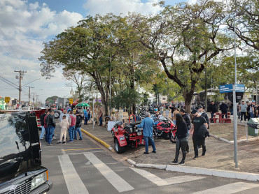 Foto 28: 3º Encontro de Carros Antigos e Motociclistas reúne centenas de expositores em Quatá