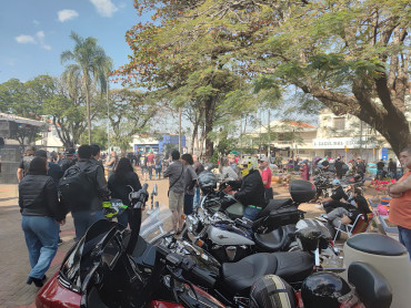 Foto 116: 3º Encontro de Carros Antigos e Motociclistas reúne centenas de expositores em Quatá