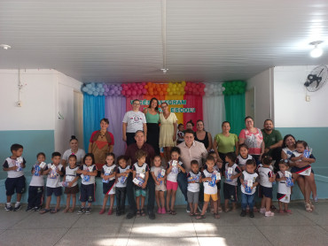 Foto 136: Volta às Aulas em Quatá: Alunos recebem Kit Escolar e Mimo especial