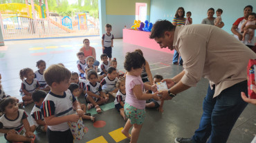 Foto 118: Volta às Aulas em Quatá: Alunos recebem Kit Escolar e Mimo especial