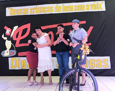 Foto 212: Alunos dos 5º anos de Escolas Municipais recebem certificado do Proerd