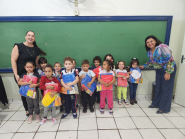 Foto 32: Volta às Aulas em Quatá: Alunos recebem Kit Escolar e Mimo especial